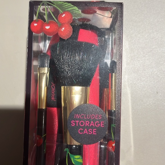 Betsy Johnson 4 Piece Cosmetic Brush Kit - Picture 2 of 5